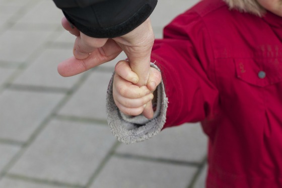 holding hands with child_560