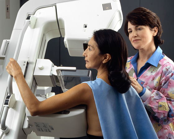 Woman_receives_mammogram_Wikimedia_560x448