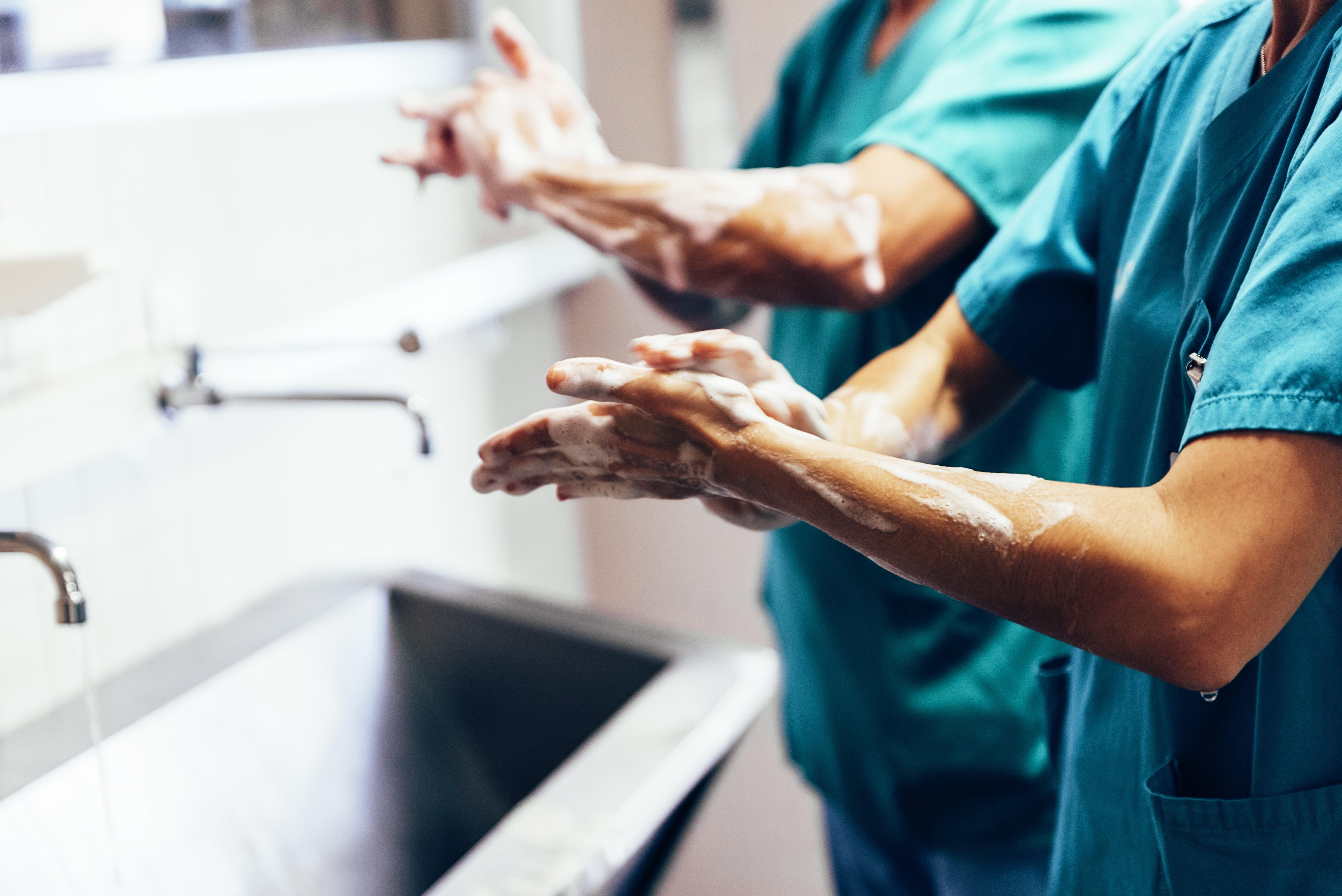 surgeons washing hands