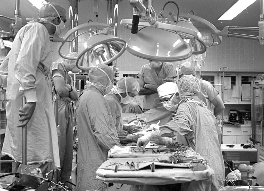 Stanford surgeons conducting first heart-lung transplant
