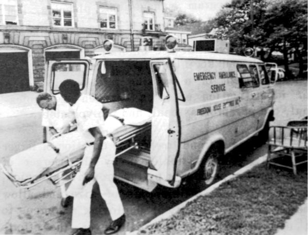 Paramédicos de Freedom House con ambulancia